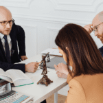 Asesoría jurídica para tomar decisiones legales con información clara y segura.