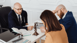 Asesoría jurídica para tomar decisiones legales con información clara y segura.