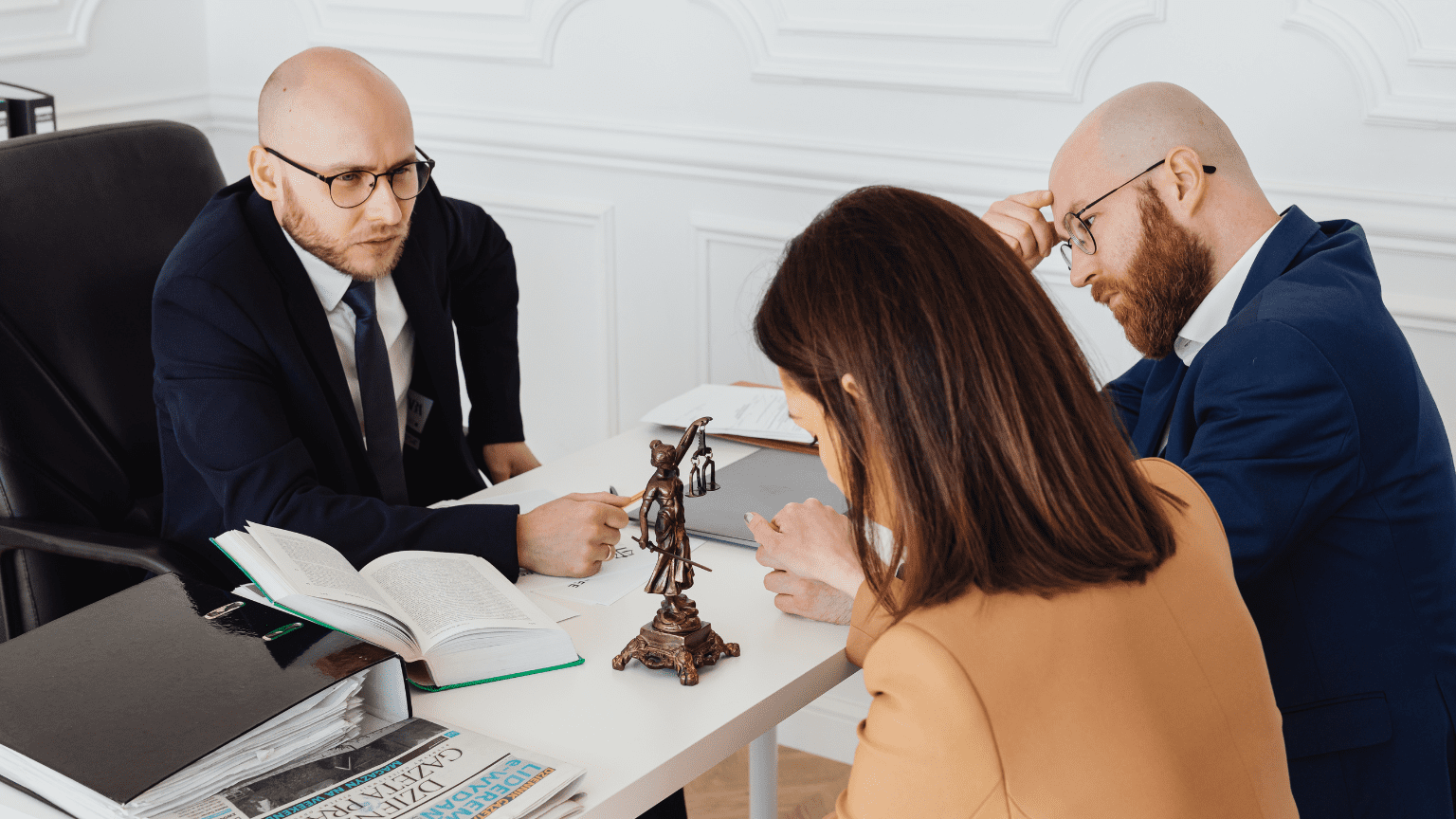 Asesoría jurídica para tomar decisiones legales con información clara y segura.