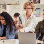 Estudiante participando en clases de español online con profesor nativo.