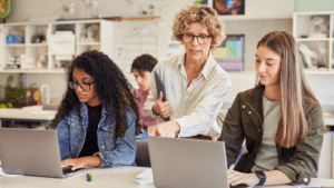 Estudiante participando en clases de español online con profesor nativo.