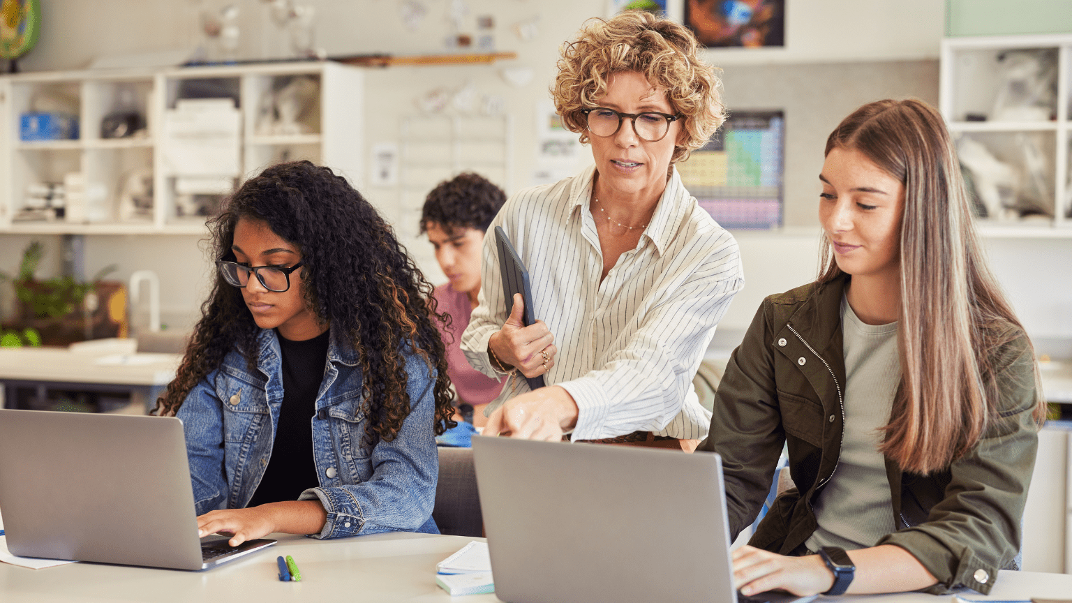 Estudiante participando en clases de español online con profesor nativo.