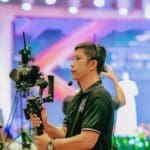 Captura espontánea en evento real con emociones auténticas, estilo de fotografía documental sin poses forzadas.