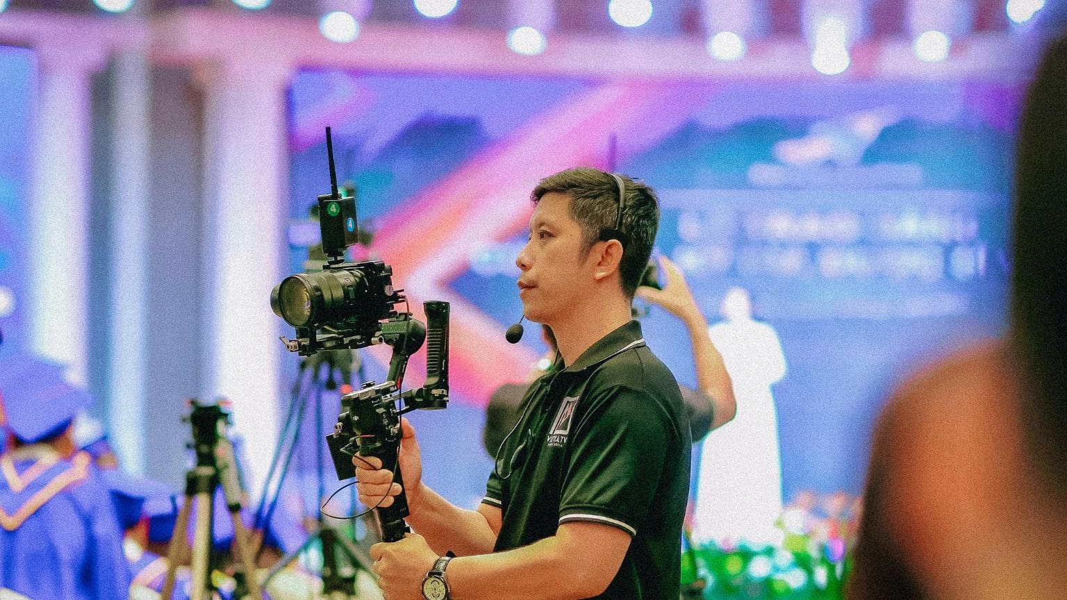 Captura espontánea en evento real con emociones auténticas, estilo de fotografía documental sin poses forzadas.