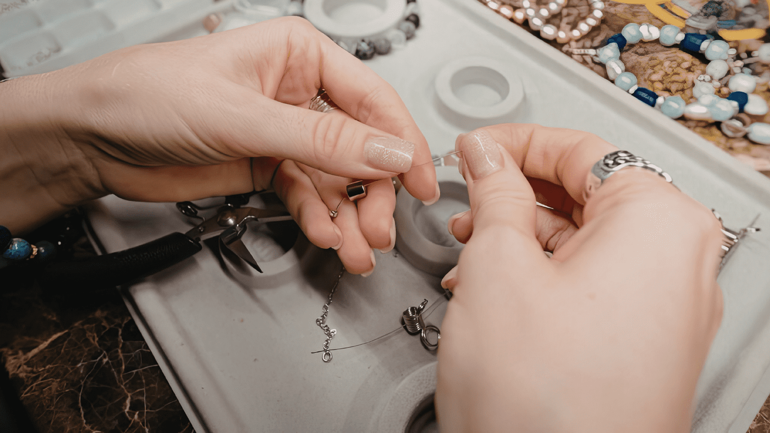 Detalle de joyas artesanales sobre una superficie natural y cálida.