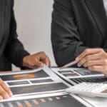 Empresarios evaluando inversión en publicidad digital para mejorar resultados de su negocio