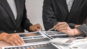 Empresarios evaluando inversión en publicidad digital para mejorar resultados de su negocio