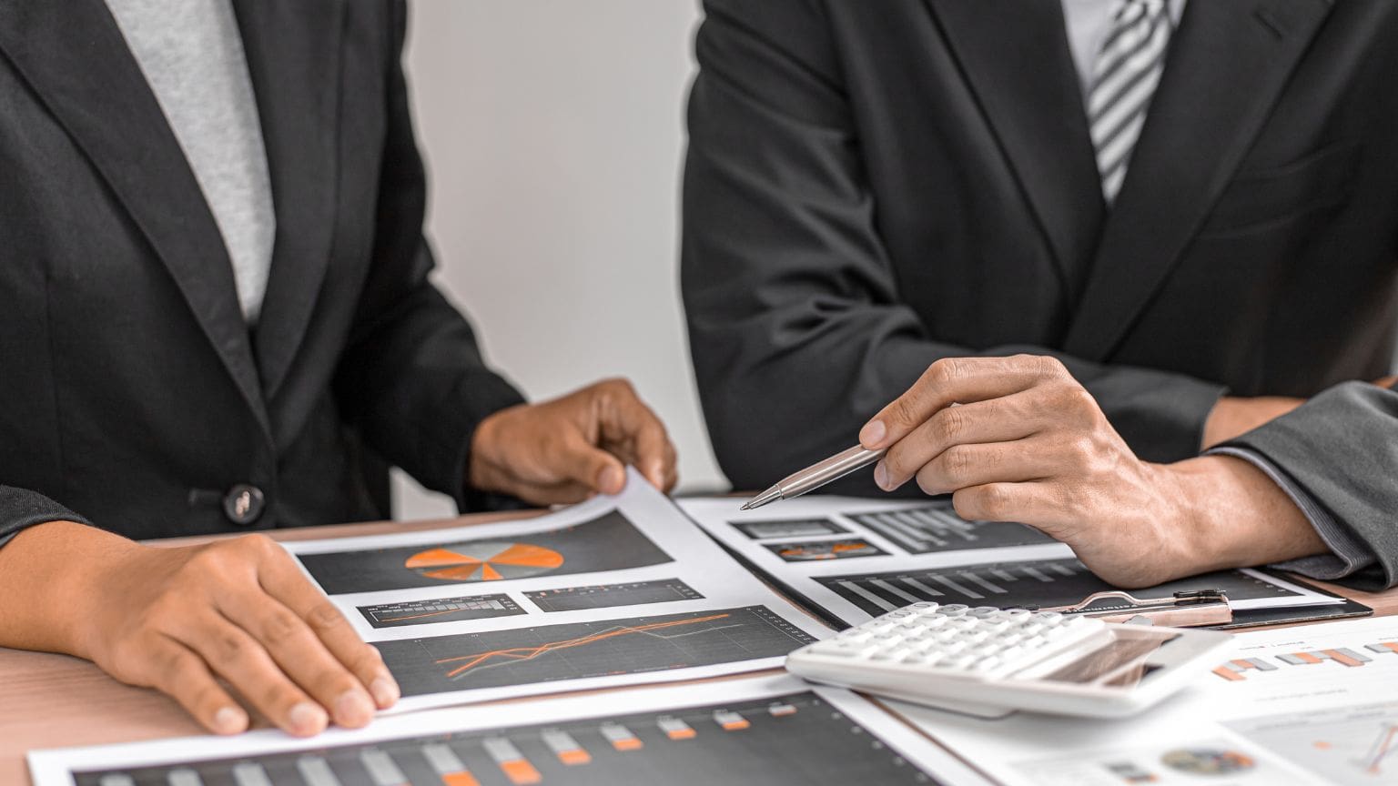 Empresarios evaluando inversión en publicidad digital para mejorar resultados de su negocio