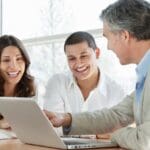 Reunión de gestión patrimonial con asesor financiero analizando estrategias para proteger el patrimonio personal o familiar