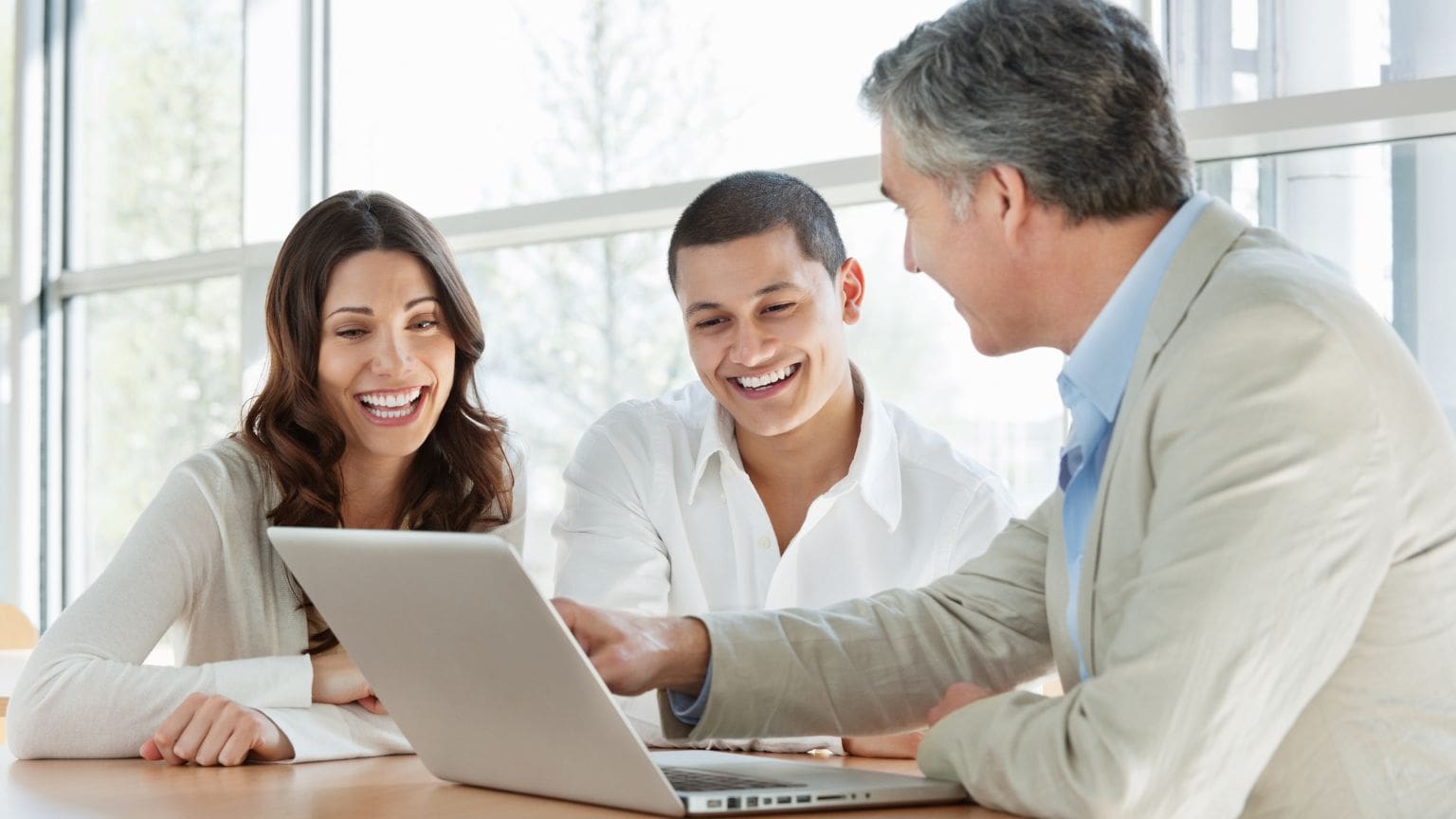 Reunión de gestión patrimonial con asesor financiero analizando estrategias para proteger el patrimonio personal o familiar