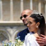 Pareja de recién casados capturada en un momento espontáneo y emotivo durante su boda estilo documental con enfoque natural y sin poses.