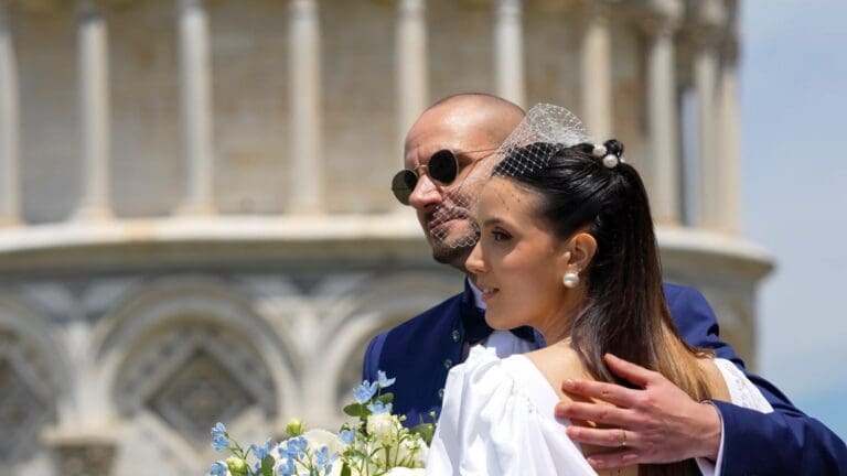 Pareja de recién casados capturada en un momento espontáneo y emotivo durante su boda estilo documental con enfoque natural y sin poses.