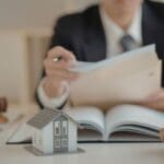 Asesoría legal inmobiliaria explicando impuestos al comprar casa en Canarias a un comprador en un entorno profesional y accesible.