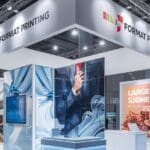 Materiales para impresión en gran formato como lonas, vinilos y paneles rígidos utilizados en campañas publicitarias de exterior e interior