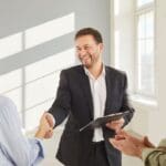 Asesor inmobiliario en Madrid ofreciendo servicios personalizados a compradores de viviend