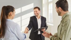 Asesor inmobiliario en Madrid ofreciendo servicios personalizados a compradores de viviend