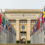 Profesores internacionales participando en un curso Erasmus+ en un entorno educativo europeo.