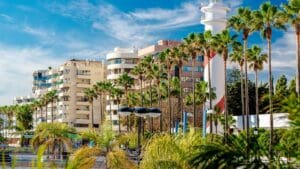 Tipos de alojamiento vacacional en Marbella incluyendo villas, apartamentos y chalets con piscina para disfrutar en la Costa del Sol