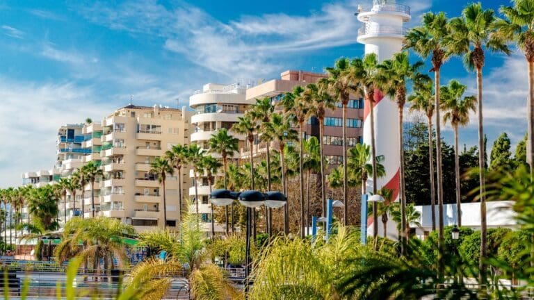 Tipos de alojamiento vacacional en Marbella incluyendo villas, apartamentos y chalets con piscina para disfrutar en la Costa del Sol