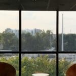 Ventana moderna cerrada en una vivienda urbana, diseñada para ofrecer aislamiento acústico y bloquear el ruido exterior de tráfico o ciudad.