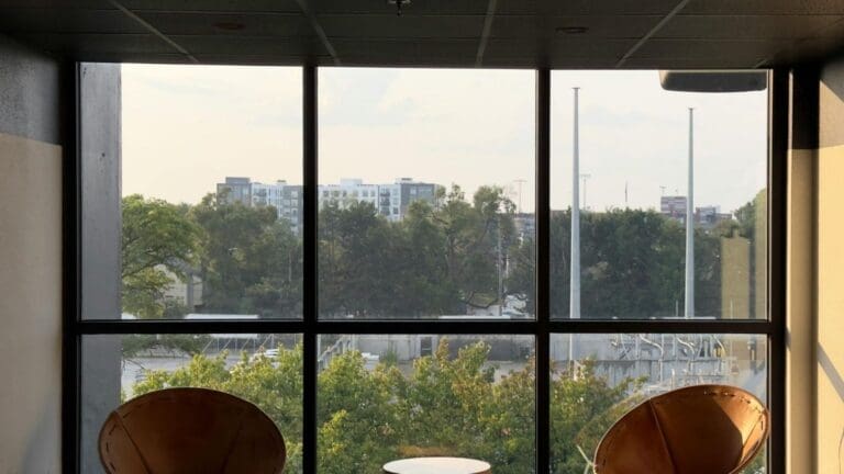 Ventana moderna cerrada en una vivienda urbana, diseñada para ofrecer aislamiento acústico y bloquear el ruido exterior de tráfico o ciudad.