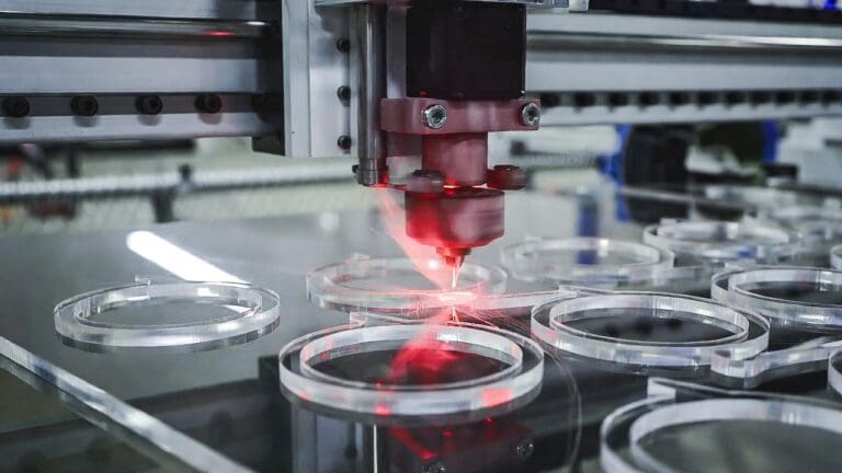 metacrilato a medida cortado con láser en taller de fabricación en madrid