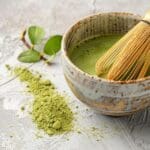 Recetas con matcha mostrando matcha en polvo y preparaciones saludables en mesa clara