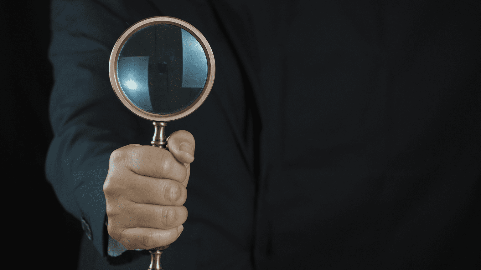 Detective privado para empresas analizando documentos en oficina corporativa.