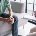 psicología para adultos en sesión terapéutica para gestionar estrés y ansiedad