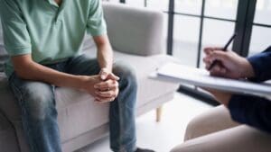 psicología para adultos en sesión terapéutica para gestionar estrés y ansiedad