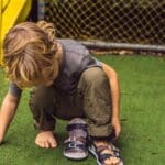 calzado infantil para primeros pasos bebé en suelo de madera