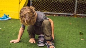 calzado infantil para primeros pasos bebé en suelo de madera