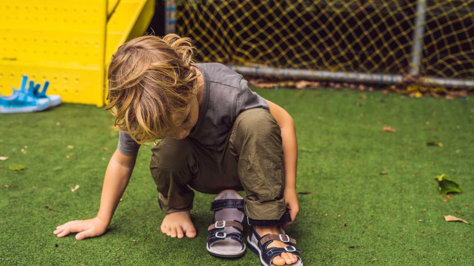 calzado infantil para primeros pasos bebé en suelo de madera