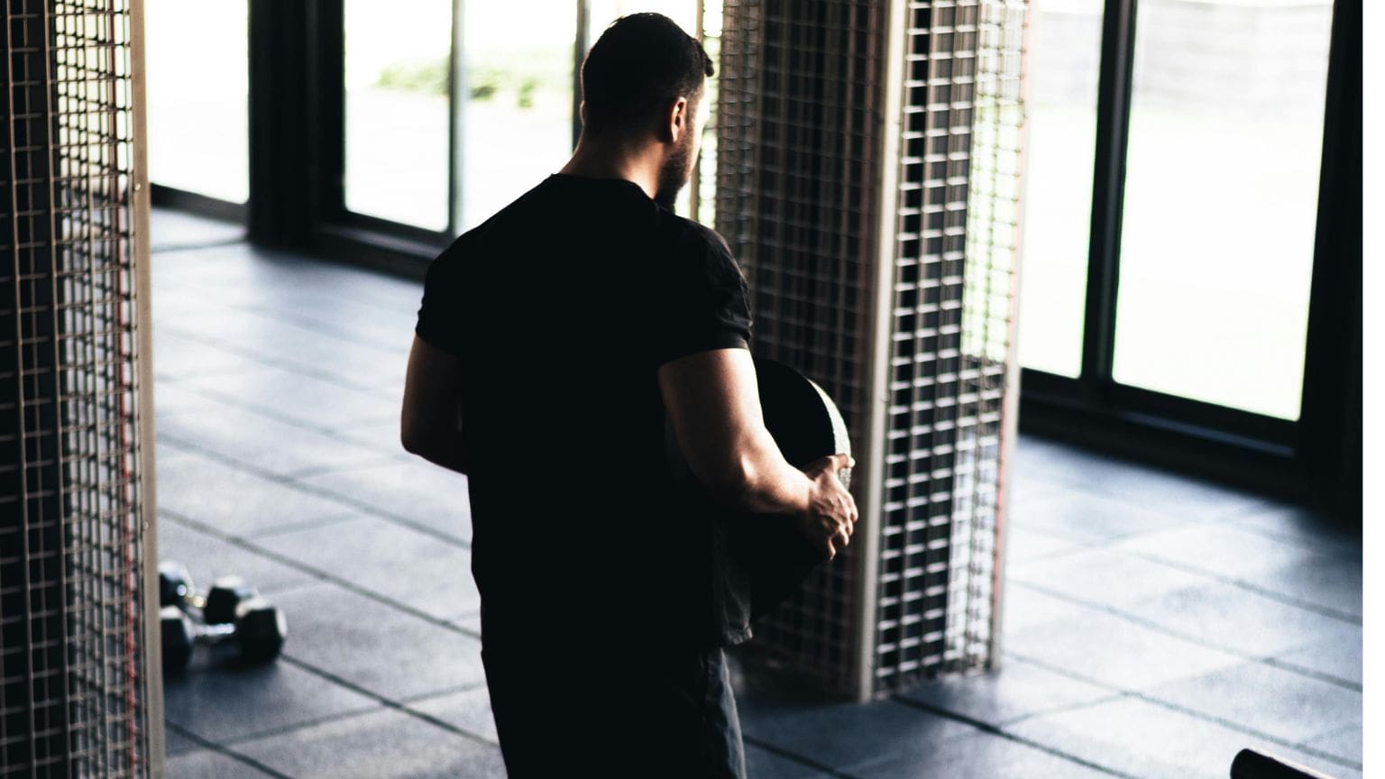 etiquetas de suplementos deportivos con información nutricional visible