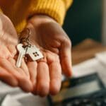 inmobiliaria en Valencia entregando llaves de una vivienda durante el cierre de una operación de compra