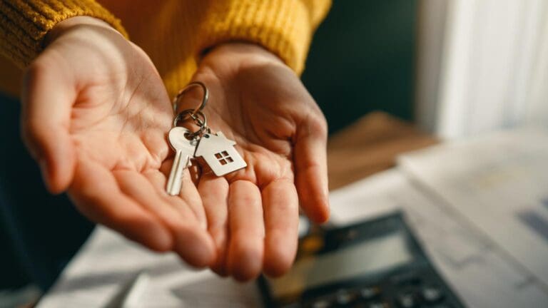 inmobiliaria en Valencia entregando llaves de una vivienda durante el cierre de una operación de compra