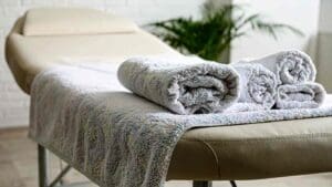 masajista profesional realizando masaje en entorno corporativo en Barcelona