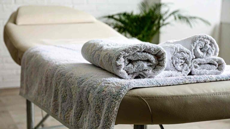 masajista profesional realizando masaje en entorno corporativo en Barcelona