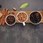 Tostado de café en grano claro, medio y oscuro comparados