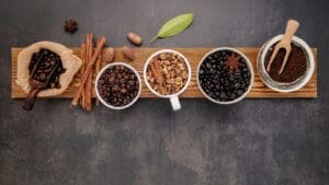 Tostado de café en grano claro, medio y oscuro comparados