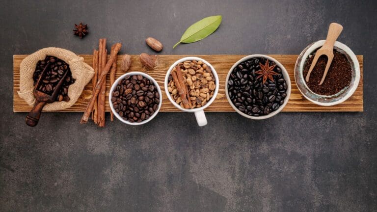 Tostado de café en grano claro, medio y oscuro comparados