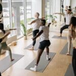 yoga para adultos en centro de yoga con clase grupal enfocada en movilidad y reducción del estrés