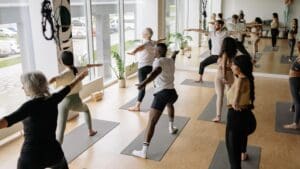 yoga para adultos en centro de yoga con clase grupal enfocada en movilidad y reducción del estrés