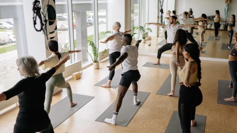 yoga para adultos en centro de yoga con clase grupal enfocada en movilidad y reducción del estrés