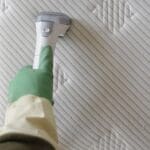 empresa de limpieza realizando limpieza profesional de colchones a domicilio con equipo especializado