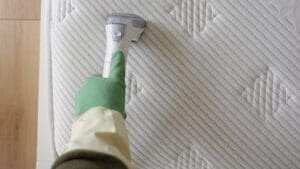 empresa de limpieza realizando limpieza profesional de colchones a domicilio con equipo especializado