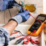 Electricista revisando instalación eléctrica doméstica en vivienda de Valencia para evitar riesgos y sobrecargas