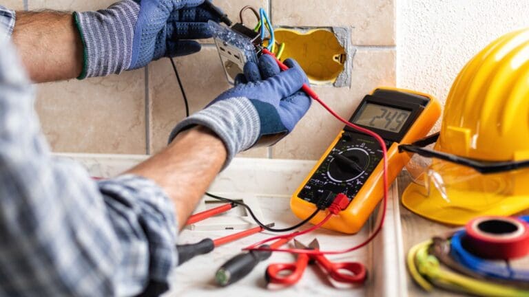 Electricista revisando instalación eléctrica doméstica en vivienda de Valencia para evitar riesgos y sobrecargas