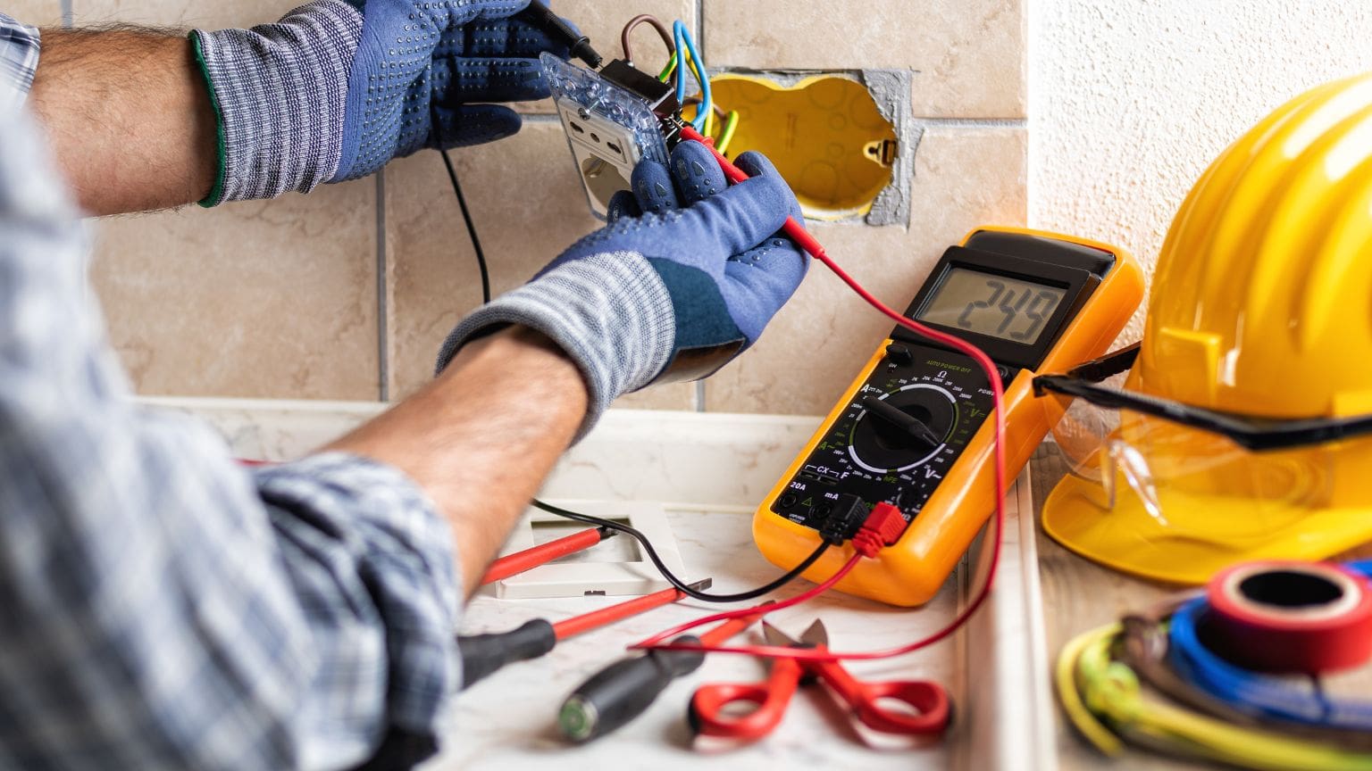 Electricista revisando instalación eléctrica doméstica en vivienda de Valencia para evitar riesgos y sobrecargas