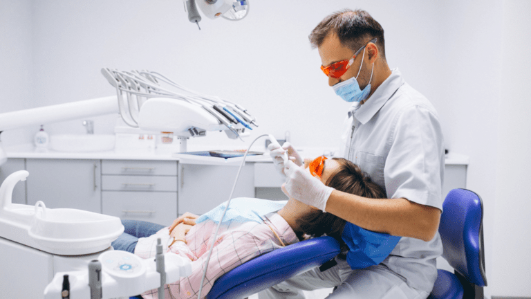 Dentistas en una clínica dental en España